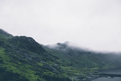 白昼蓝天下的青山近身